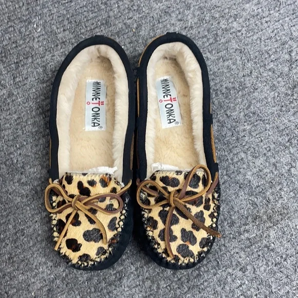 Minnetonka Women’s Leopard Cally Slipper (3169) - Picture 1 of 8